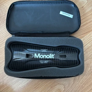 Svarta benskydd från Monolit (19cm)  - Säljer svarta benskydd från Monolit, designat i Skandinavien. Bältet är tillverkat i kolfiber och väger endast 40 gram. Det kommer i ett även i ett fodral för enkel förvaring och transport. Jag säljer på grund av att jag tyckte den var lite för stora för mig, använt endast fåtal gånger. 