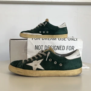 Golden Goose skor  - Snygga gröna sneakers från Golden Goose. Använda ungefär 6 månader. Storlek 41 men passar 42