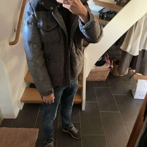 Moncler Jacka - Hej! Nu säljer jag min Moncler vinterjacka. Väldigt snygg men det syns att den har använts mycket. Finns också ett hål i armhålan men det syns inte ifrån utsidan. Pris kan diskuteras.