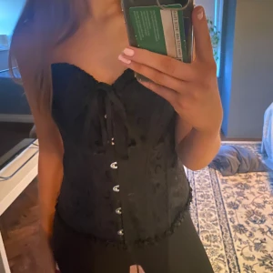 Svart korsett med knytning - Snygg svart korsett från shein! Har inga defekter och är ändats använd en gång.🫶🏻