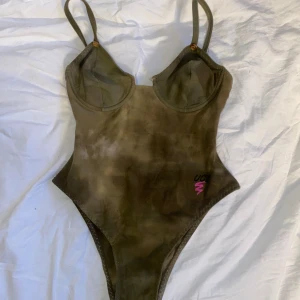 Grön body  - Bara använd en gång, köpt second hand i Köpenhamn.