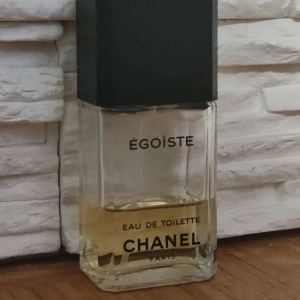 Chanel Parfym - Säljer en härlig parfym från det exklusiva märket Chanel. Parfymen heter Egoiste förä män, rare find. Flaskan är Eau De Toilette och i 50 ML men cirka 20-25 ML kvar. Nypris kan gå upp till 4000 kronor. Hör av er vid intresse eller om ni har frågor/funderingar. PRIS KAN DISKUTERAS!