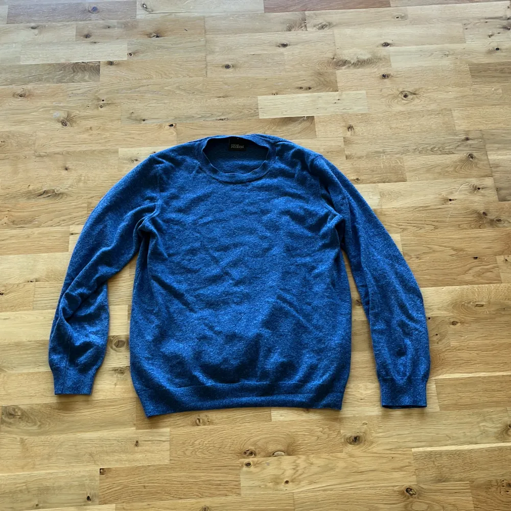 Jag säljer min oscar Jacobsen tröja då den är lite för liten för mig. Tröjan är i väldigt bra skick. Nypris ligger runt 1300 hör av er vid funderingar!. Neuleet.