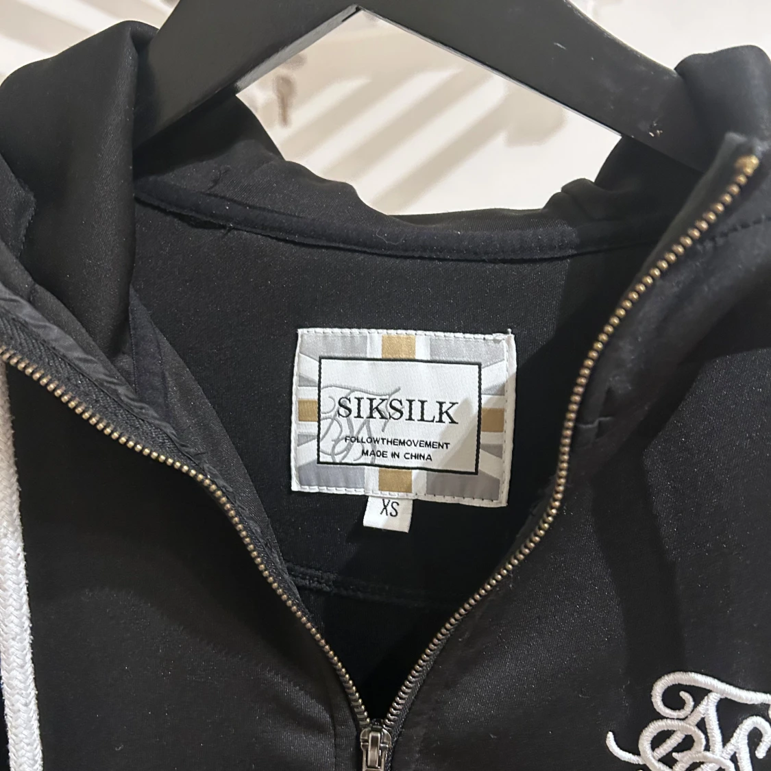 Svart hoodie från SikSilk - 1