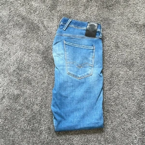Replay anbass - FRAKTAR SAMMA DAG SOM KÖP!!Snygga blå Replay Anbass! Den populäraste modellen! De sitter slim och är storlek 32. Pris är diskuterbart vid snabb affär. Inga skambud! De sitter riktigt bra och man kan ha de till skolan men även om man vill klä upp sig mer. Nypris är 1800 så en riktig steal!!!