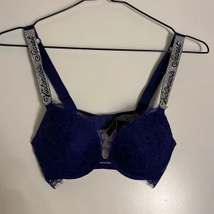Blå spets-BH från Victoria secret - En blå push up bh från Victoria secret, använd ett fåtal gånger. Storleken på Bh:n är 32B