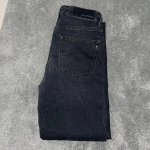 Replay Jeans - FRAKTAR SAMMA DAG SOM KÖP!Snygga svarta jeans från Replay med en klassisk femficksdesign. De har en mörk tvätt och en stilren look som passar perfekt till olika outfits. Perfekta för dig som gillar en tidlös stil. Storlek 158 Passar w 28 l 30