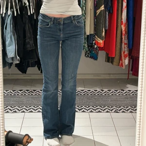 Blå lowwaist bootcut jeans zara - Säljer ett par så snygggga klassiska blå bootcut jeans med normal passform. De har en snygg och tidlös design. Perfekta för en avslappnad stil. De har gått sönder en gång i skrevet men har lämnat in dom hos skräddare, se sista bild, inte något som syns tydligt dock. Annars bra skick.