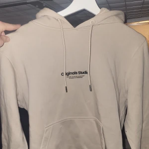 Beige hoodie från Jack & Jones - Säljer en bekväm och stilig beige hoodie från Jack & Jones. Den har en klassisk design med huva och en liten tryckt text på bröstet. Tröjan har använts 3-5 gånger men är av mycket bra skicka. Storleken är S. Priset är diskuterbart, så tveka inte att höra av dig vid minsta fundering🙌
