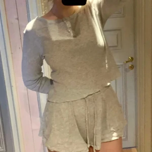 Pyjamasset  - Supergulligt pyjamasset som inte kommer till användning. Shortsen har fickor. Kom gärna med frågor och prisförslag 💕