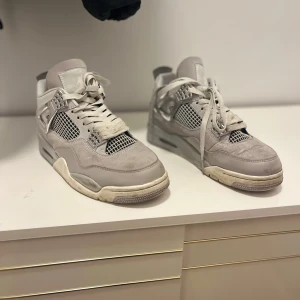 Grå Nike Air Jordans - Säljer nu mina Jordan 4s Nypris - 6000kr - Sick 8-10 - Storlek 41 Fick skorna i present av en vän men säljer dom nu eftersom de inte passar min stil. Kvitto finns digitalt 🤝