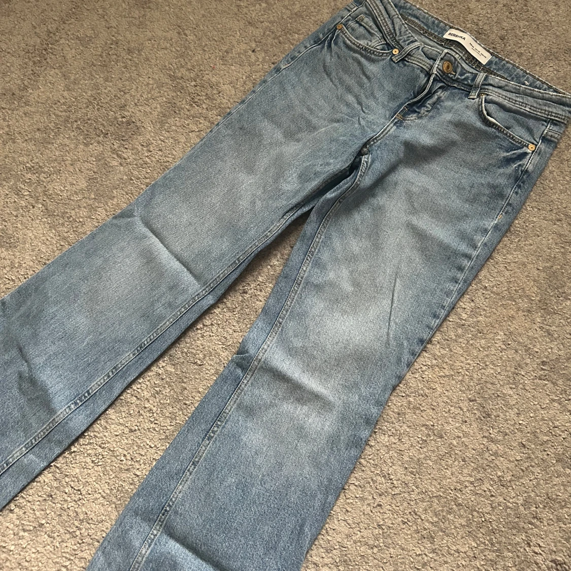 Bootcut jeans i ljusblå denim från Bershka - 3