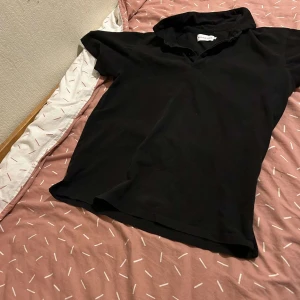 Svart kortärmad t-shirt med v-ringning - Säljer en stilren svart t-shirt med v-ringning. Perfekt för en avslappnad look. Kortärmad och i ett mjukt material som känns skönt mot huden. Två olika storlekar. Den ena är S och andra är L säker båda för 120kr och en för 50kr