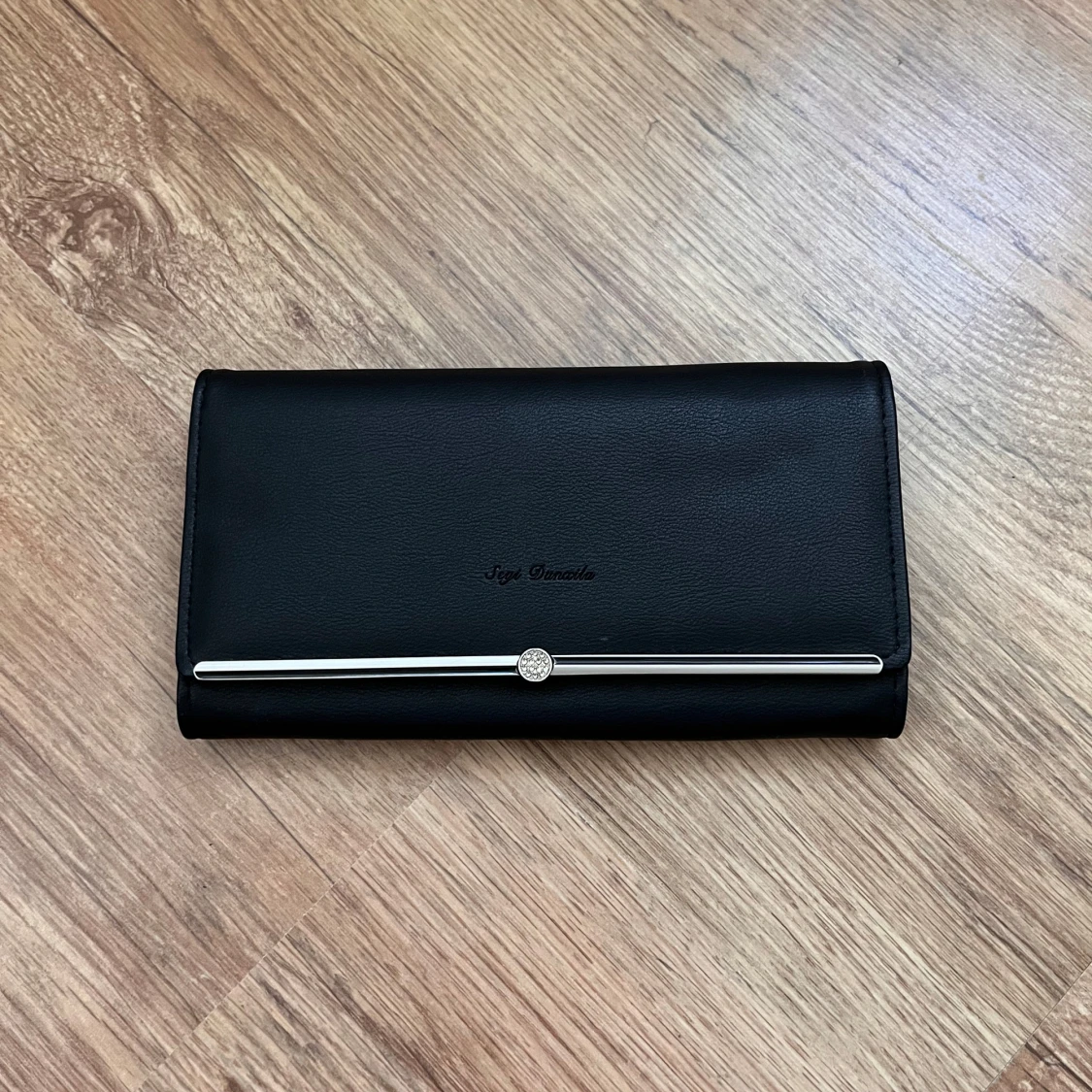 Svart plånbok med hjärtformad detalj