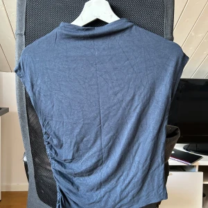 Blå scrunch topp - Söt topp med scrunch på sidan - knappt använd - har inte kvar storlekslappen men den känns som en S