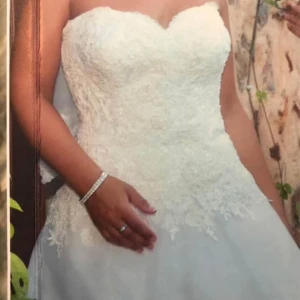 Brudklänning - Brudklänning S/M A-formad Finns kort och lång slöja till, brudväska, tiara, ask m. m.