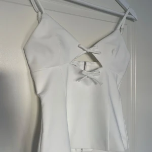 Vit rosettopp från Zara 🌹  - Säljer denna fina topp från ZARA. Använd 2 gånger, inga defekter. Har en dragkedja i ryggen.