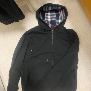 Burberry Zip hoodie - Säljer denna heta Burberry zip hoodien för grymt pris. Den är i helt nyskick.