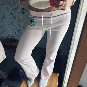 Vintage juicy couture - As najs ljusrosa vintage juicy mjukisbyxor! Har ju ett par år på nacken så inte i toppenskick, men har inga defekter förutom att trycket har spruckit lite (bild 3) 💓storlek XL men passar mig som brukar ha XS/S😅Midjemått 37 cm Innerbenslängd 79 cm