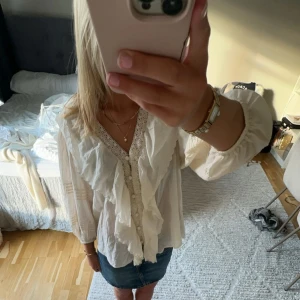 Blus - Säljer denna Såå söta blusen från mango!! Använt en gång så i nyskick!!💞💞(inte mina bilder)