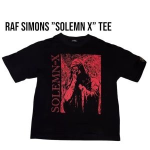 RAF SIMONS ”SOLEMN X” TEE - Raf Simons ”Solemn X” Tee som är väldigt sparsamt använd och säljes pga byte av stil