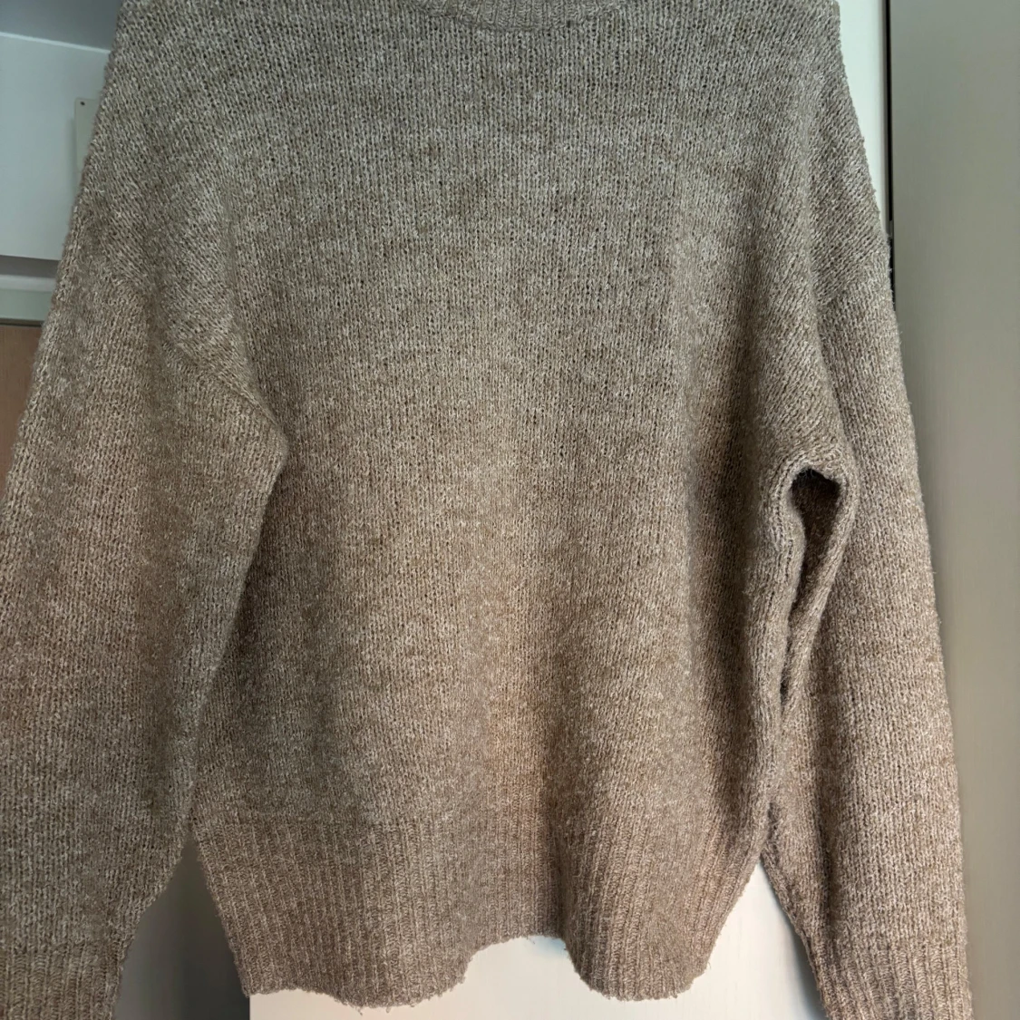 Beige stickad tröja från 157 - 2