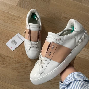 Valentino skor, Rosa 40 - Valentino sko, Rosa ———————————————————  - Str: 40  - Cond: 8.5/10  - Farge: Rosa🩷  - Ny pris: Rundt 6k  - Min pris 3399,-  ———————————————————  - disse fine Valentino skoene har ingen bruksmerker, selges for en rimelig pris (Kan diskuteres). 