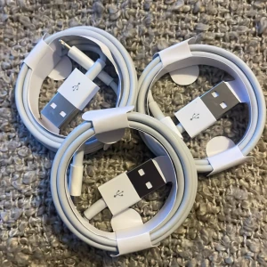 Ny USB-Lightning 1m, 12W -För iPhone & iPad, 3st - ⚡ Stabil laddning & dataöverföring 12W laddningskabel som fungerar med adaptrar, datorer & powerbanks. Stabil laddning & säker dataöverföring!  🔒 Pålitlig – Inbyggt skydd mot överhettning, kortslutning & överladdning  🔌 Bred Kompatibilitet – Passar iPhone 14, 13, 12, 11, Pro, Max, SE & iPads  💪 Hållbar – Stark konstruktion som tål daglig användning  📦 Ny & oanvänd 📢 Bundle finns vid köp av fler