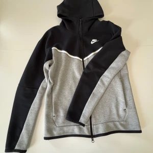 Nike tech Tracksuit - Nike tech tracksuit köpt helt nytt. Storlek S Nypris 2500kr