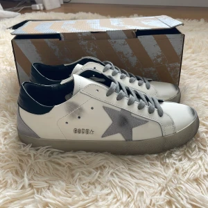 Golden goose skor - Hej, säljer nu ett par riktigt snygga golden goose superstar. Dom är i väldigt bra skick ändats använda ett få tal gånger. Dom är i storlek 42 men skulle säga att dom sitter mer som 41. Vid frågor och funderingar är det bara att höra av sig.