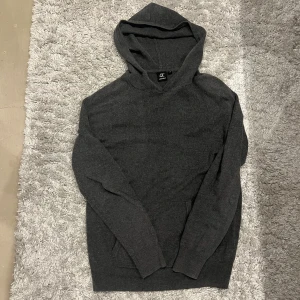 Mörkgrå kashmir hoodie - - 45% kashmir, 55% silke hoodie, Storlek S, Skick 9/10 bara lite nopprig, 