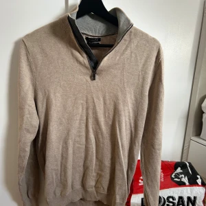 TRÖJA FRÅN MASSIMO DUTTI - Säljer en skitsnygg beige tröja från Massimo dutti. Perfekt sommar och vår tröja i storlek M. Skick 8/10. Skriv om ni har fler frågor och gå in och titta på min profil säljer en massa kläder från garderoben!😃