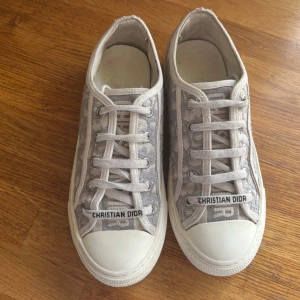 Grå sneakers från Christian Dior - Super snygga Walk’n’Dior Sneakers från Christian Dior! Storlek 36 men skulle säga att de även passar 37, kan sänka priset vid snabb affär 