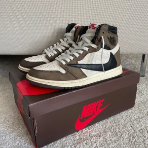 Travis Scott Air Jordan 1 High Mocha - Snygga Travis Scott Air Jordan 1 High Mocha i väldigt bra skick. Låda och extra snören ingår.