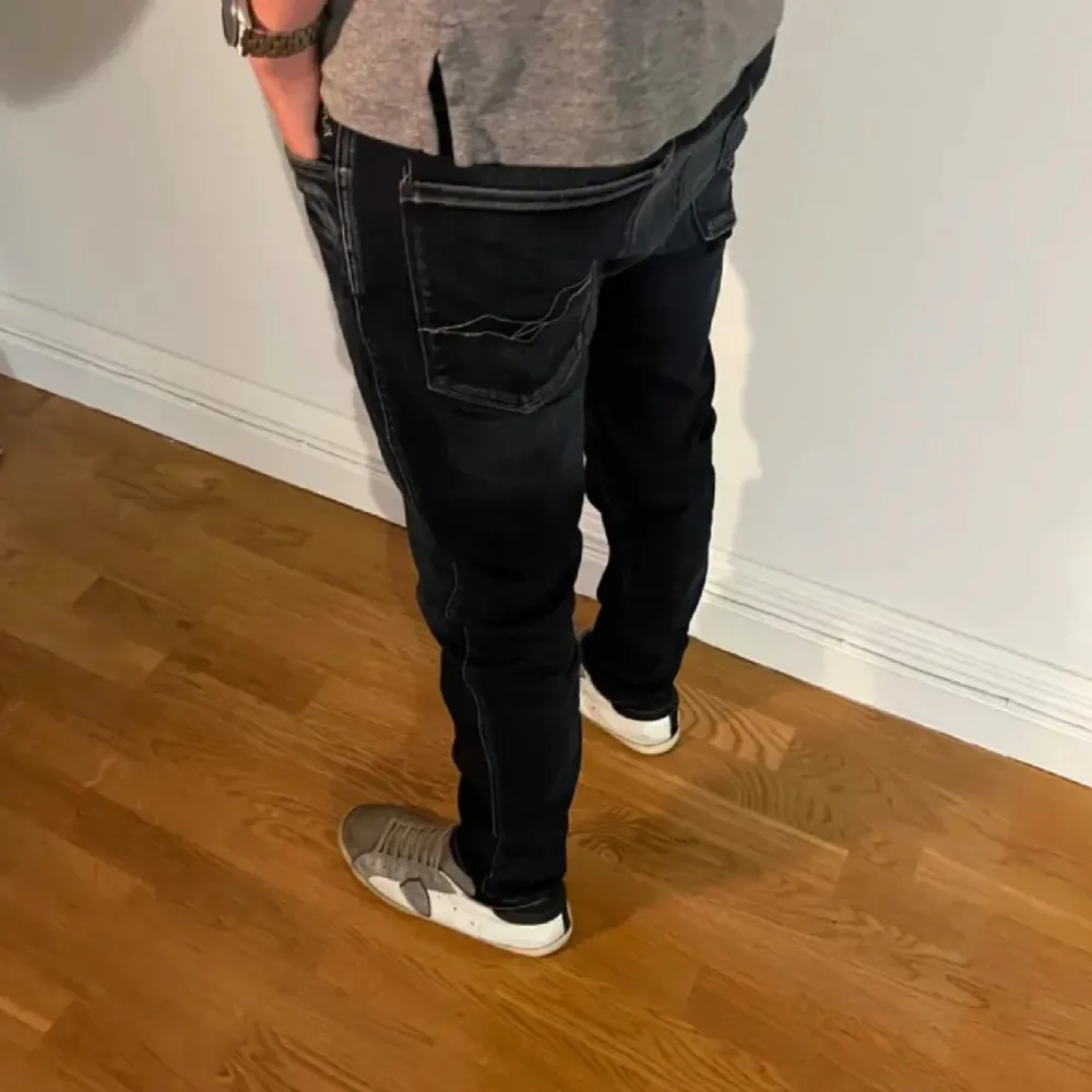 Sänker priset vid snabbt köpMärke: Replay | Modell: Anbass (slim) | storlek: W29:L30 | skick 10/10 (inga defekter) | Skit snygga svart blå jeans från Replay med en slim passform! tveka inte att höra av er vid minsta lilla fundering eller fråga!. Farkut & Housut.