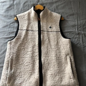 Beige fleece väst från Morris - Säljer denna snygga och goa fleece västen från Morris, storlek M, hör gärna av er om ni har frågor