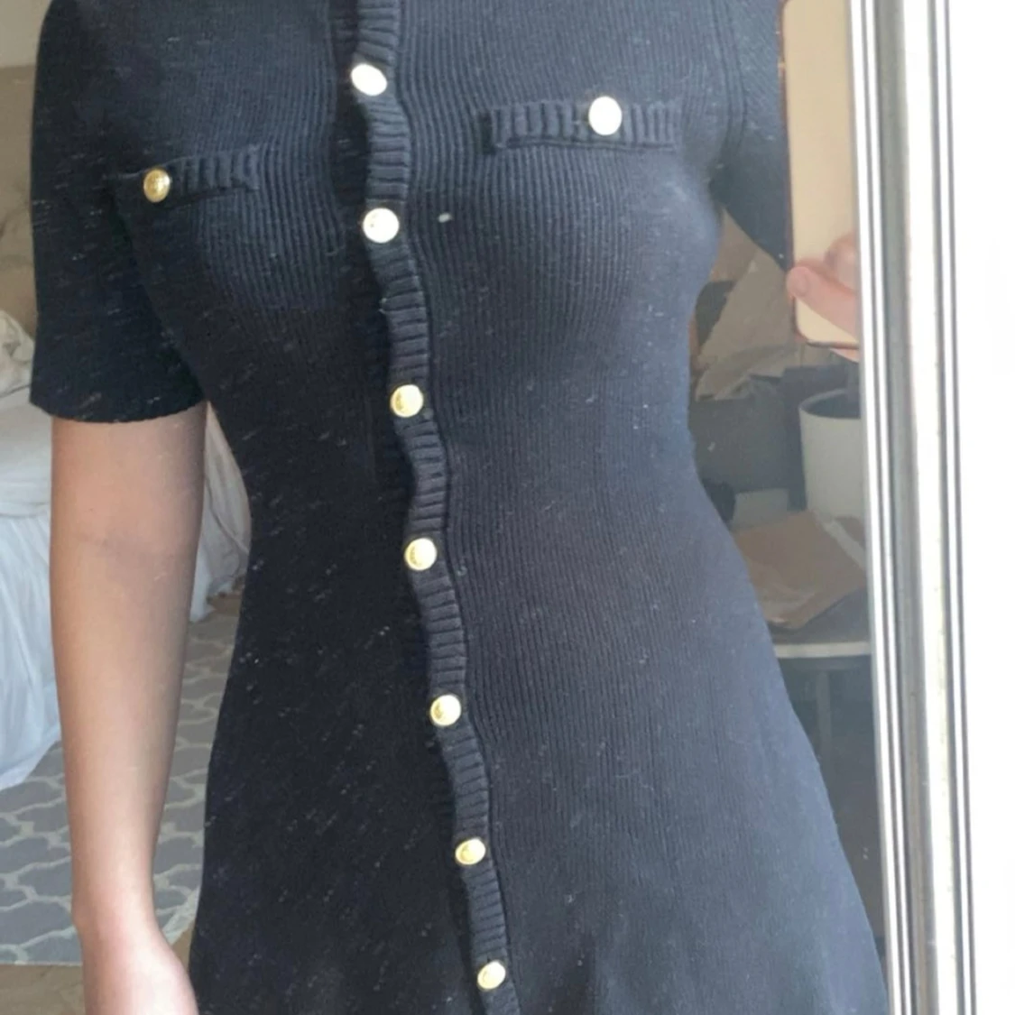 Svart stickad klänning med guldknappar - 2