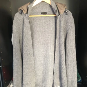 Massimo Dutti cardigan  - Snygg Massimo Dutti cardigan i fint skick. Det är storlek M men den är lite liten i storleken och passar M/S. Luvan är avtagbar. Hör av er för frågor!