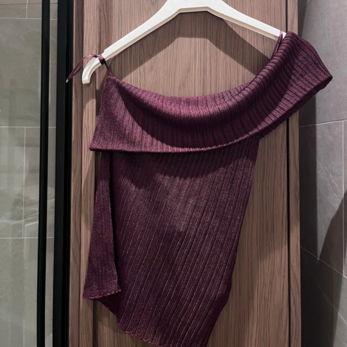 Vinröd offshoulder topp från Massimo Dutti - 1