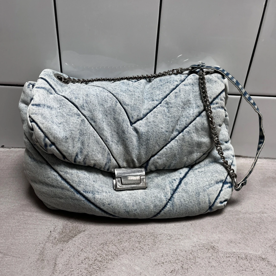 Quiltad axelväska i jeans - 1