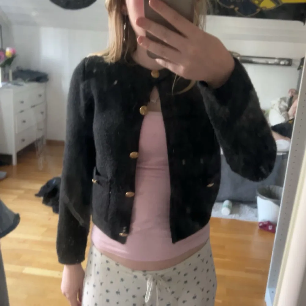 Säljer nu min kofta/cardigan från Zara då den inte kommer till användning längre! Den har fina guldiga knappar😊 Den är i strl S! Den är i väldigt bra skick då jag har använt den några fåtals gånger. Skriv om ni har några frågor och funderingar 🥰 Priset är förhandlingsbart vid snabb affär!. Neuletakit & Villapaidat.