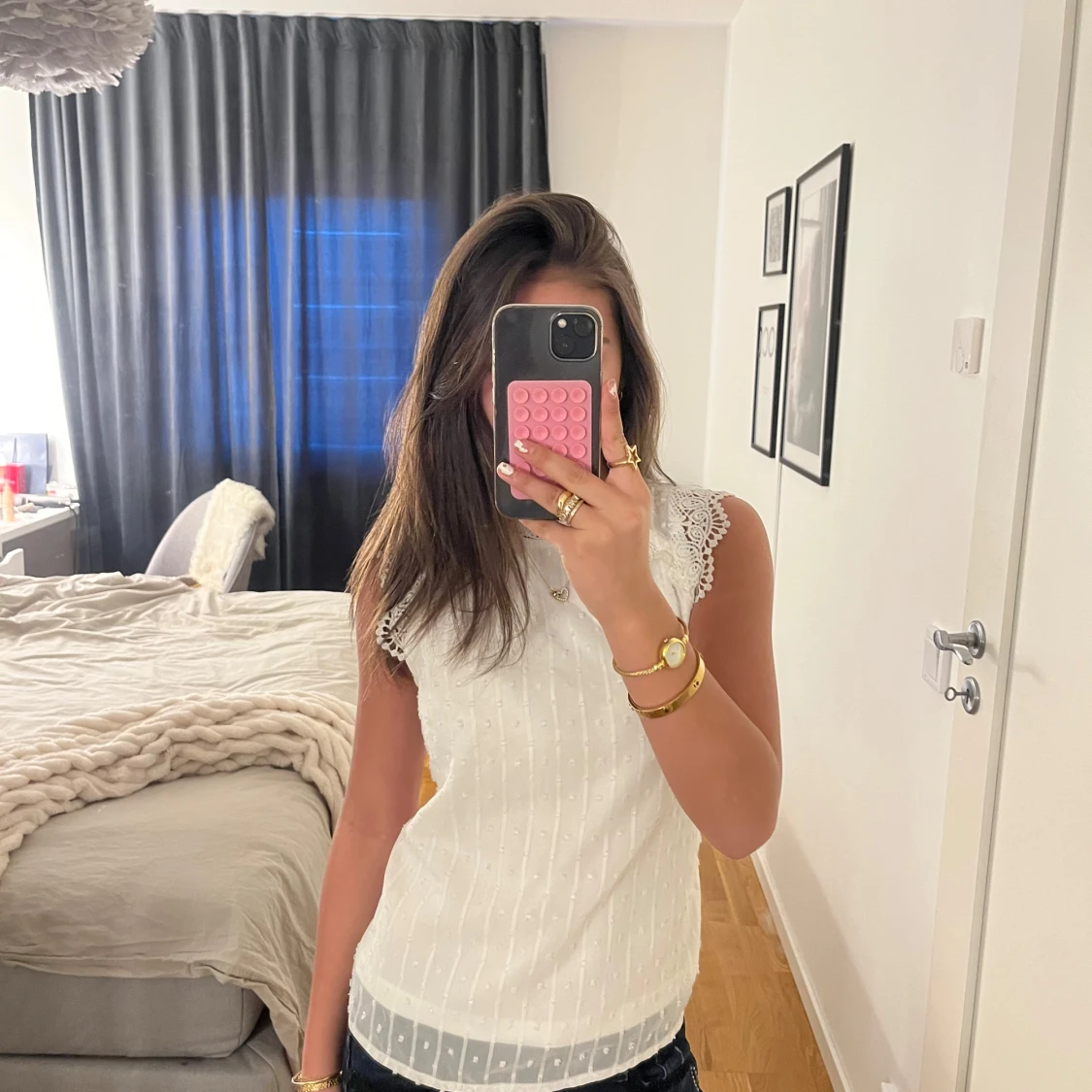 Vit blus med spetsdetaljer