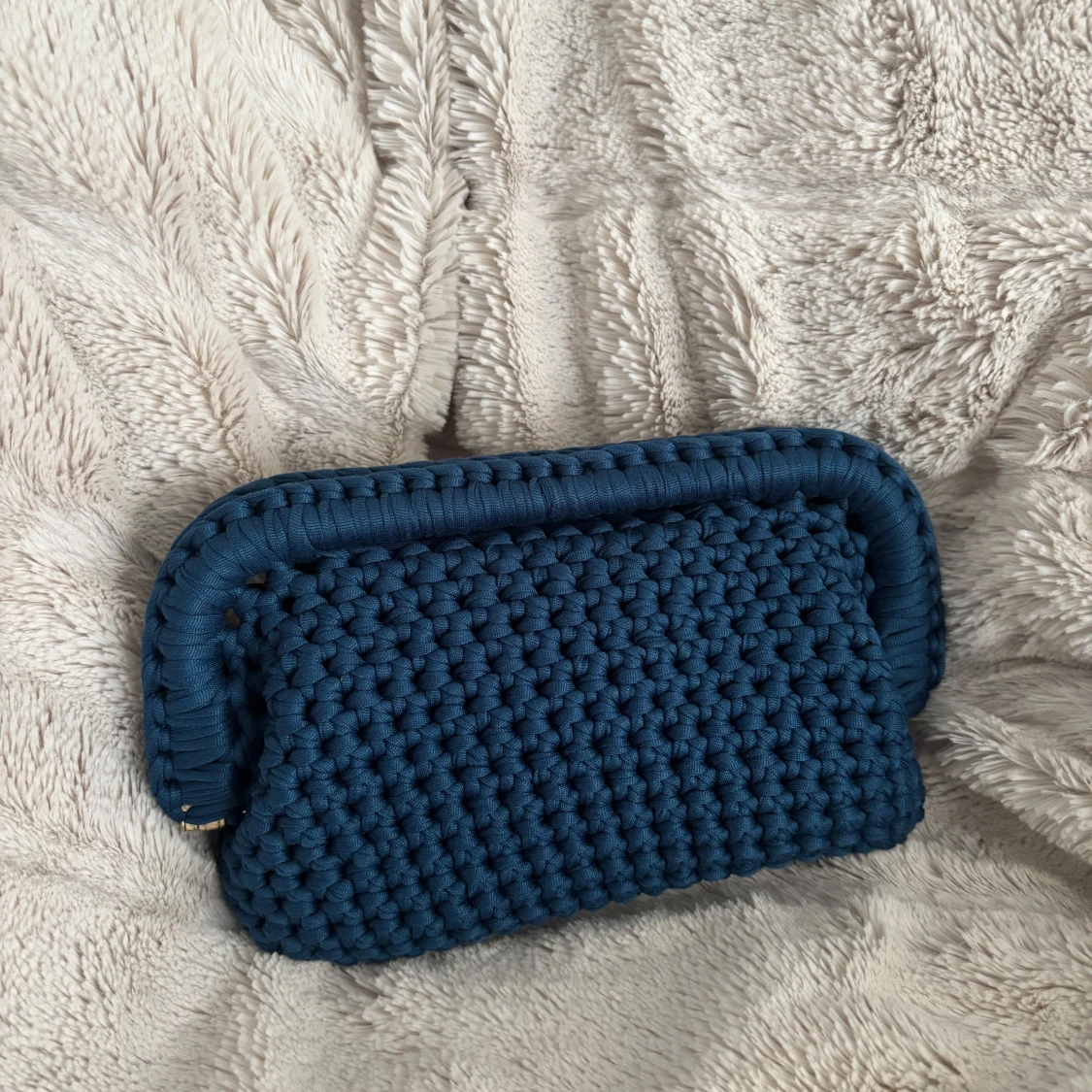 Blå handvirkad clutch / handväska  - 2