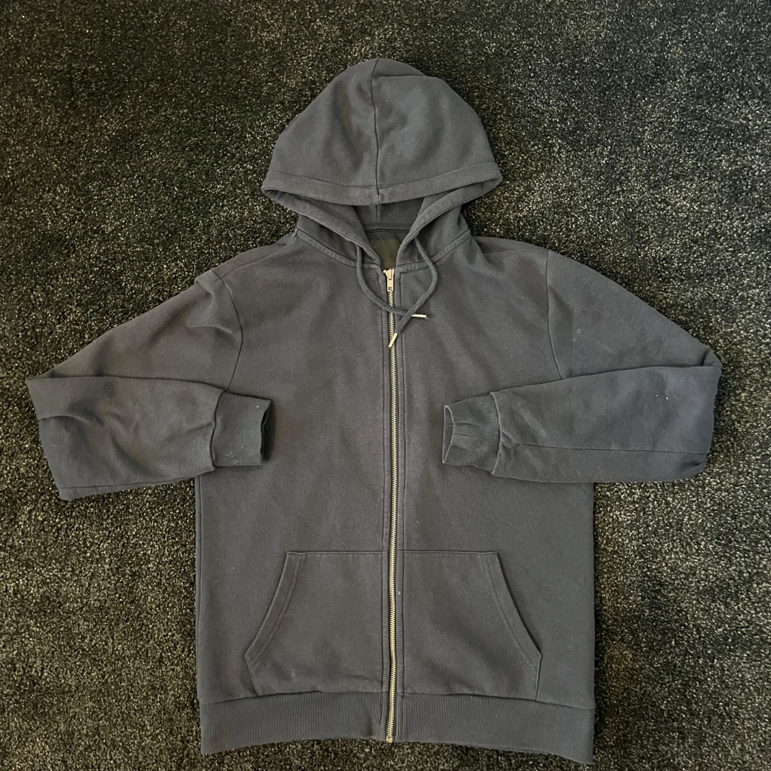 Mörkblå hoodie med dragkedja