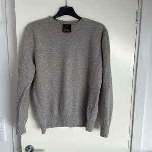 Grå tröja från Soft Goat - Säljer denna tröjan från orscar Jacobson som är från herravdelningen men jag har själv använt den. Jag säljer den för att den är för liten 😭men den är så finnnnnn 🤩🤩🤩skulle säja att den passar storlek S