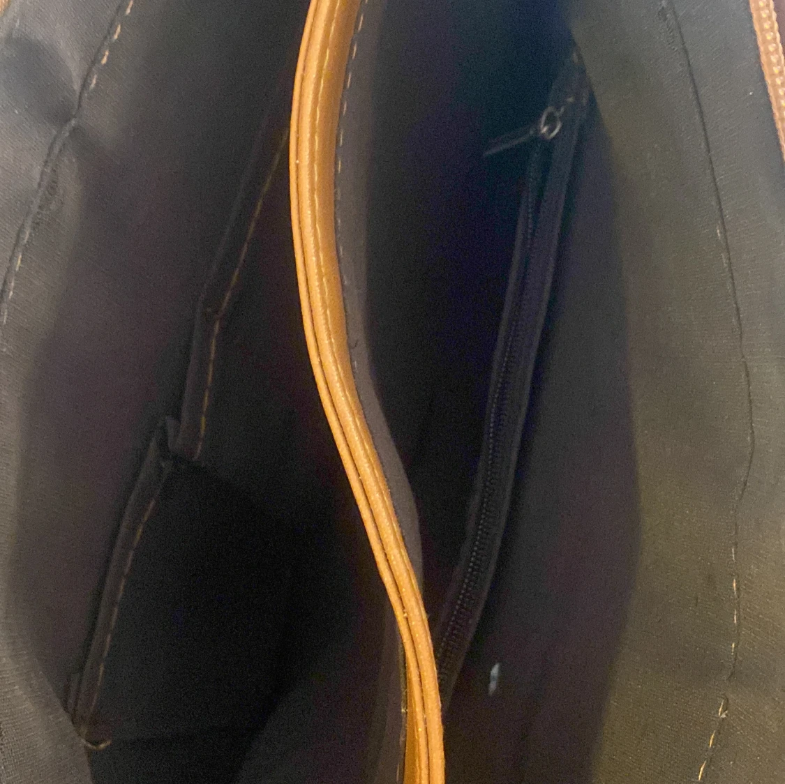 Mönstrad handväska med bruna detaljer - 1