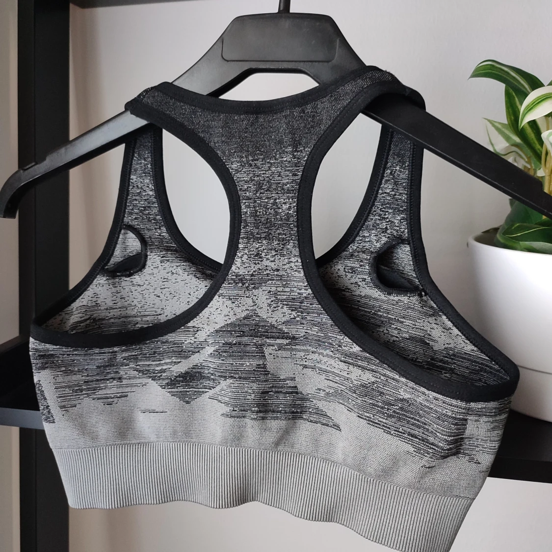 Mönstrad sportbh från Gymshark i storlek S - 2