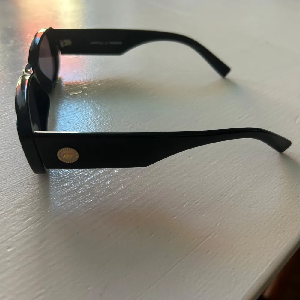 Fina solglasögon från Le Specs i modellen unreal! . Asusteet.