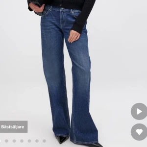 Blå lowwaisted straight jeans från NA-KD - Snygga blå low waisted bootcut jeans från NA-KD! Helt nya och oanvända! Ord pris 600kr💙