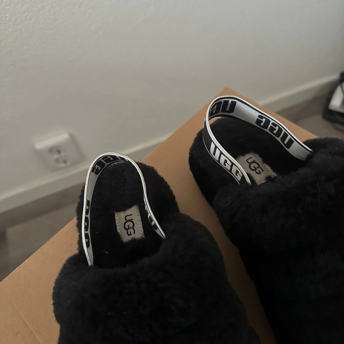 Svarta fluffiga tofflor från UGG - 2